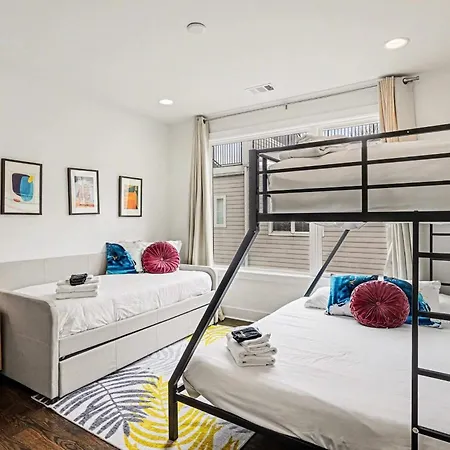 2 Trendy Townhomes W Rooftop Views Near Broadway