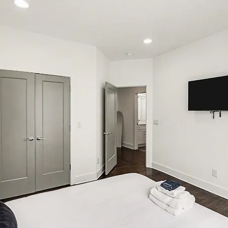 Trendy Townhome W Rooftop Views Near Broadway Holiday home