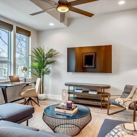 Modern Southern Townhomes Private Hot Tub Holiday home