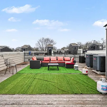 2 Trendy Townhomes W Rooftop Views Near Broadway Holiday home