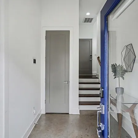 Holiday home 2 Stylish Townhomes W Rooftop Views Near Broadway