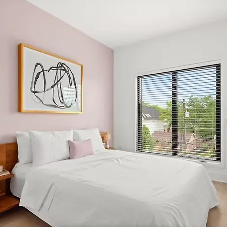 Modern Palette - Private Patio - Mins To Broadway Holiday home *
