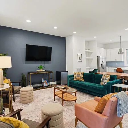 2 Trendy Townhomes W Rooftop Views Near Broadway Holiday home *