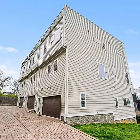 Holiday home Trendy Townhome W Rooftop Views Near Broadway