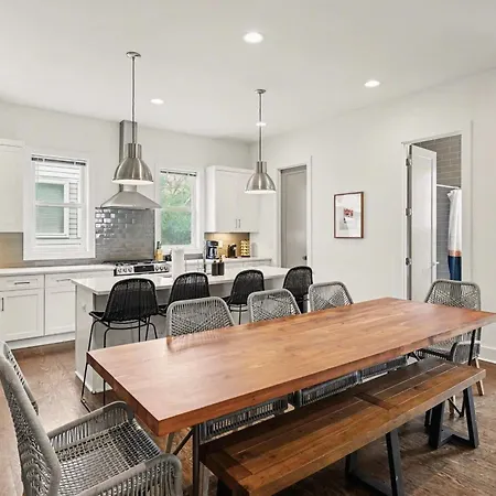 2 Stylish Townhomes W Rooftop Views Near Broadway Holiday home