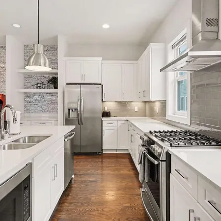 2 Stylish Townhomes W Rooftop Views Near Broadway Holiday home