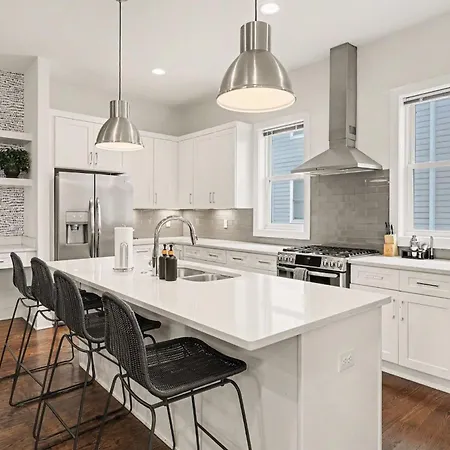 Holiday home 2 Stylish Townhomes W Rooftop Views Near Broadway Nashville