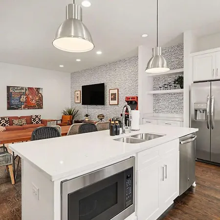 2 Stylish Townhomes W Rooftop Views Near Broadway *