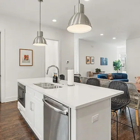 Holiday home 2 Modern Townhomes W Rooftop Views Near Broadway Nashville