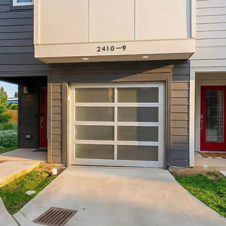 Holiday home Rooftop Views & Patio Lounge Near Downtown *