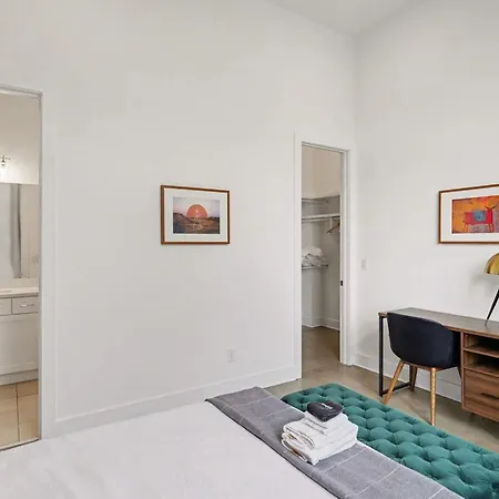 Holiday home 2 Modern Townhomes W Rooftop Views Near Broadway
