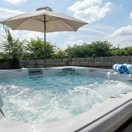 Private Pool Game Compound Minutes To Broadway Holiday home *