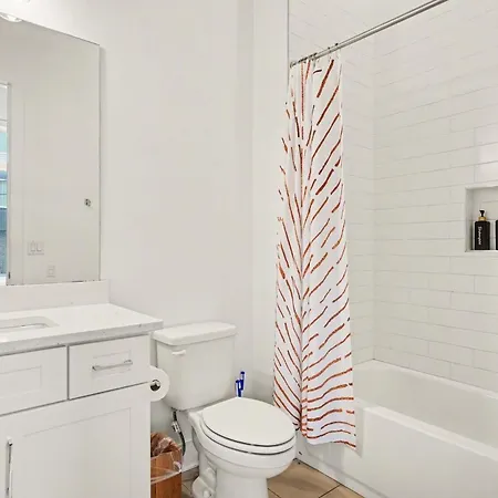 2 Stylish Townhomes W Rooftop Views Near Broadway Holiday home