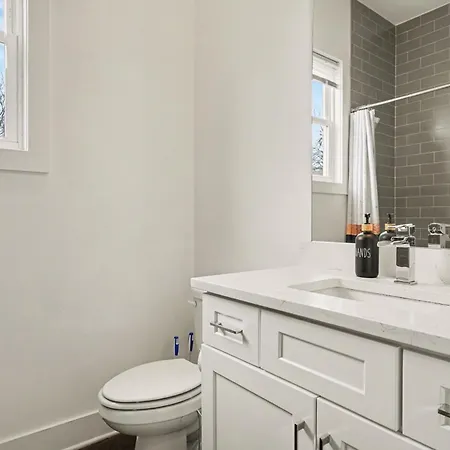 Holiday home 2 Modern Townhomes W Rooftop Views Near Broadway *