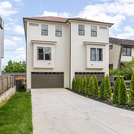 12 South With Rooftop Sauna And Wet Bar With 2 Car Garage * Nashville
