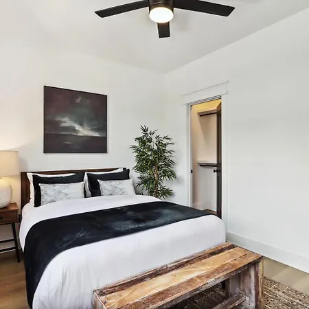 Two Beautiful Luxury Renovations Near Downtown Holiday home *