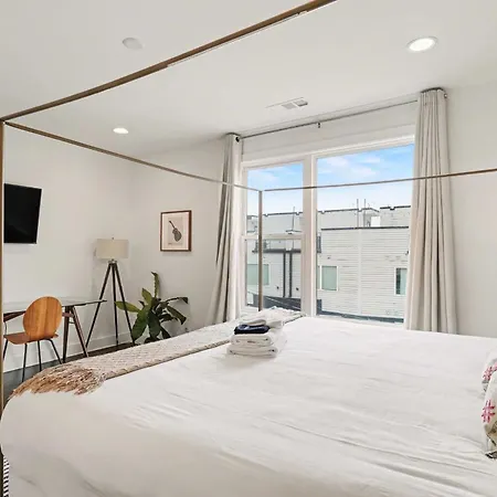 2 Modern Townhomes W Rooftop Views Near Broadway Holiday home Nashville