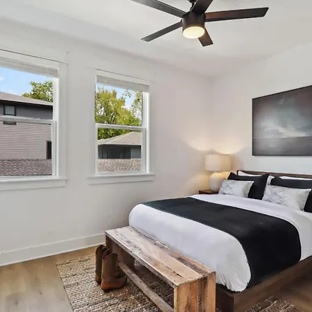 Holiday home Two Beautiful Luxury Renovations Near Downtown