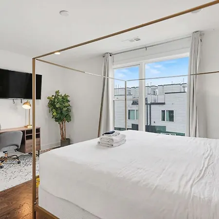2 Trendy Townhomes W Rooftop Views Near Broadway Holiday home *