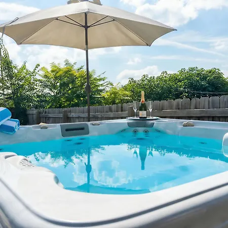 Private Pool Game Compound Minutes To Broadway Holiday home