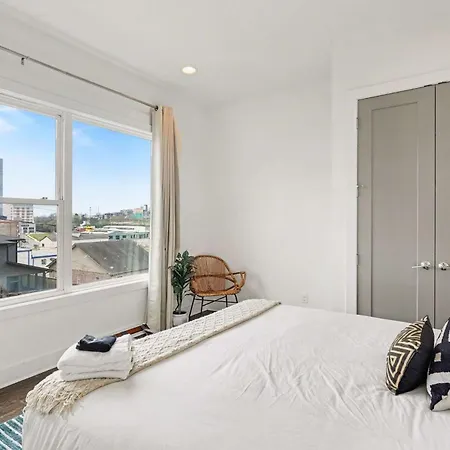 2 Stylish Townhomes W Rooftop Views Near Broadway Holiday home