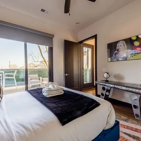 Boots & Broadway - 2 Units - Mins To Broadway Holiday home