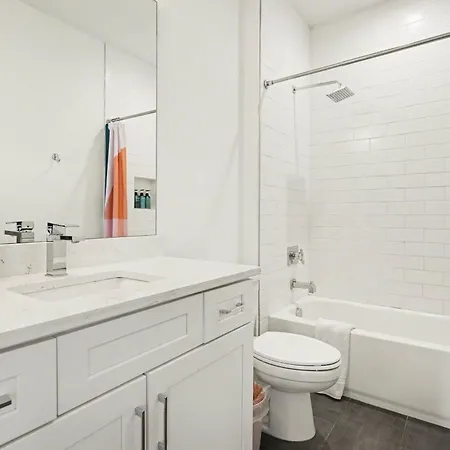 2 Stylish Townhomes W Rooftop Views Near Broadway Holiday home *
