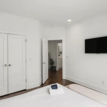 Holiday home 2 Trendy Townhomes W Rooftop Views Near Broadway