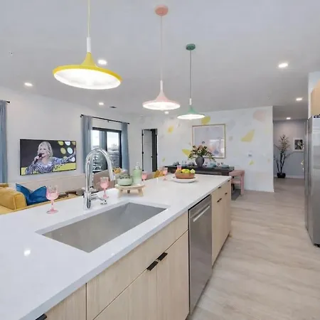 Holiday home Hyve-anthem-private Balconies-walk To Broadway