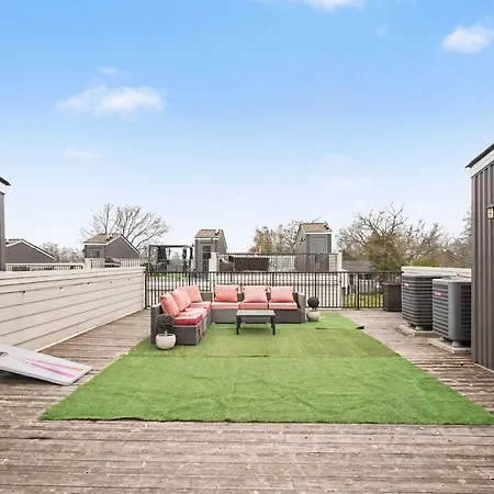 Holiday home 2 Modern Townhomes W Rooftop Views Near Broadway
