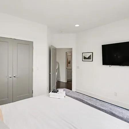 Chic Townhome X3 W Rooftop Views Near Broadway Holiday home
