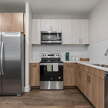 Apartment Light-filled Retreat Near Broadway & Pool