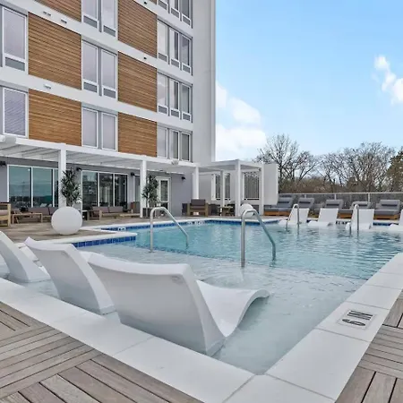 Retreat Pool, Gym, Rooftop Lounge & Free Parking Nashville
