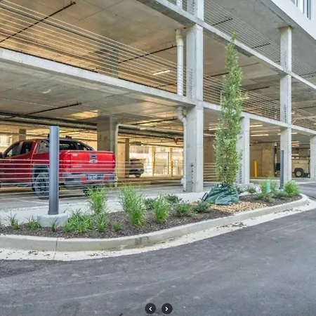 King Bed, Gym, Rooftop Pool, Free Parking Apartment Nashville