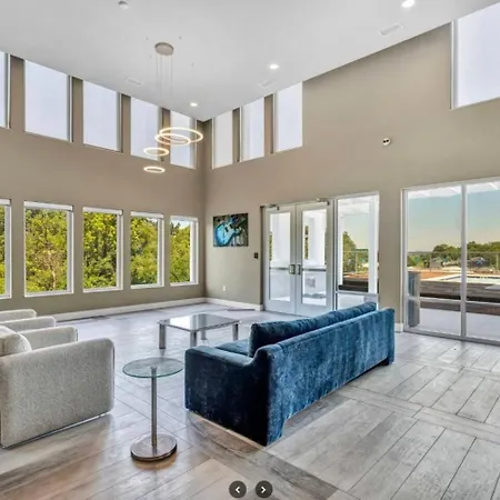 King Bed, Gym, Rooftop Pool, Free Parking * Nashville