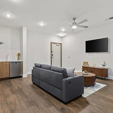 Apartment Light-filled Retreat Near Broadway & Pool *