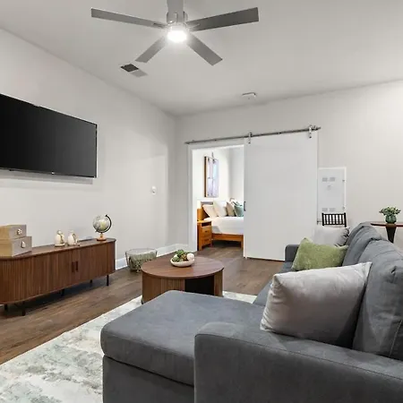 Light-filled Retreat Near Broadway & Pool *