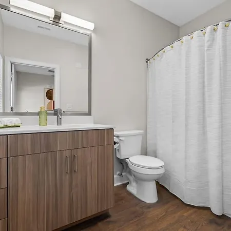 Light-filled Retreat Near Broadway & Pool Apartment