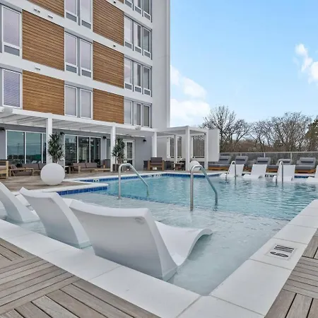 Retreat Pool, Gym, Rooftop Lounge & Free Parking Nashville