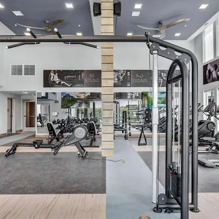 King Bed, Gym, Rooftop Pool, Free Parking Apartment