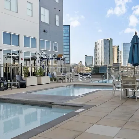Apartment Light-filled Retreat Near Broadway & Pool *
