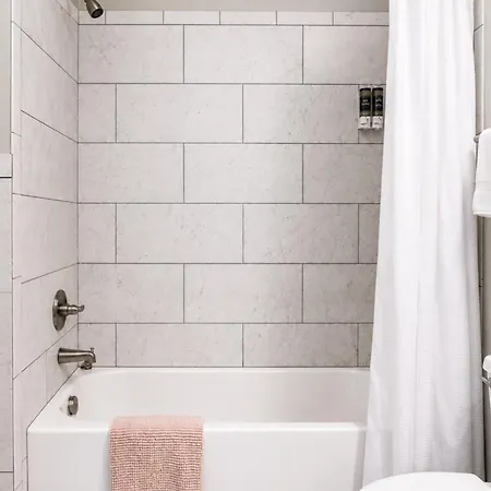 Bright & Cozy Church Conversion 1br Apartment *