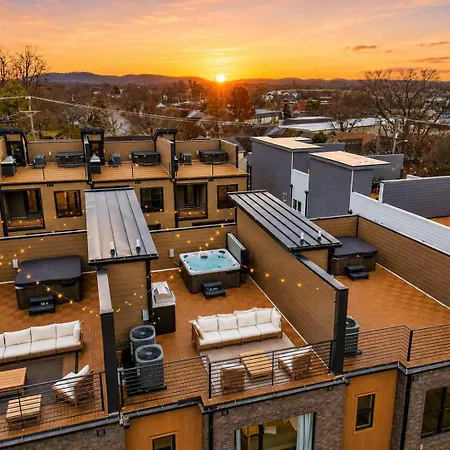 Modern Multi-level Retreat With Rooftop Hot Tub *