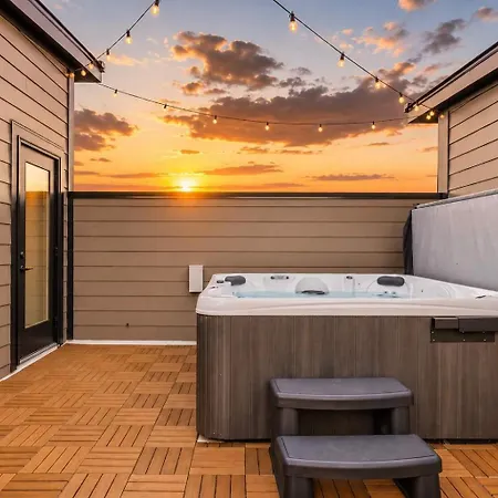 Modern Multi-level Retreat With Rooftop Hot Tub Apartment *