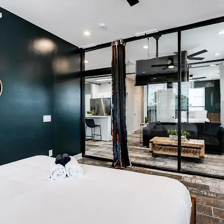 Gallant Glass 4br Floor Walk To Vandy! Apartment *