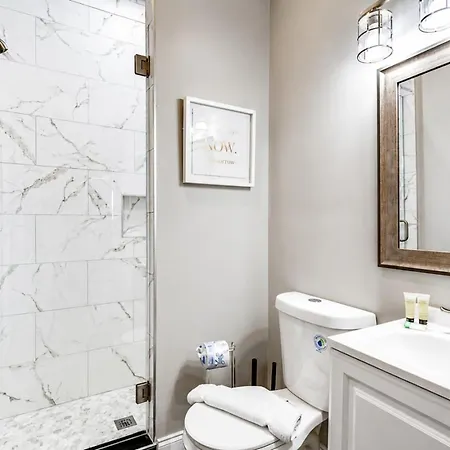 Gallant Glass 4br Floor Walk To Vandy! Nashville