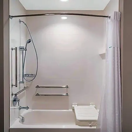 Hotel Hampton By Hilton Airport Century Place 3*
