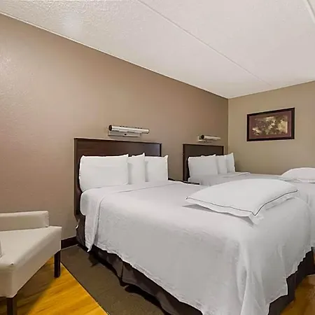 Hotel Red Roof Plus+ Airport 3*