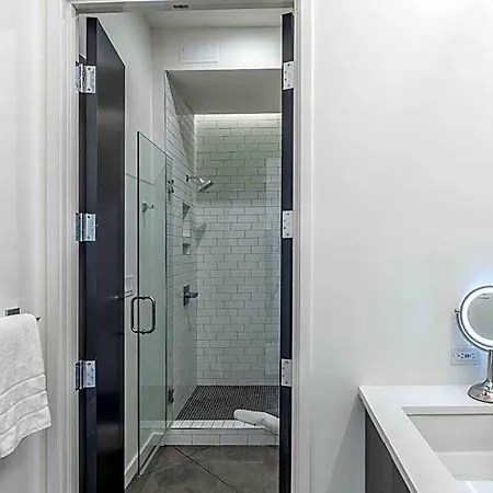 121 By Avantstay