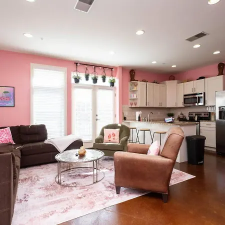 Lipstick & Boots - Luxury 3-level With Private Garage Near Music Row Nashville